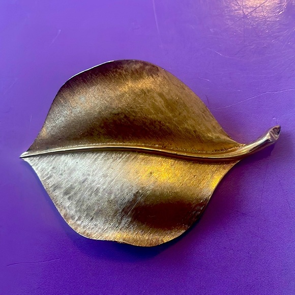 Crown Trifari vintage leaf brooch pin up - Picture 1 of 5